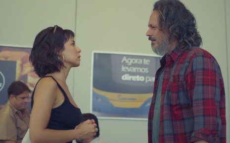 Andréia Horta e Danton Mello gravam cena de conversa, um de frente para o outro, como Lara e Mateus