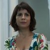 Lara (Andréia Horta) está em pé em corredor da Redentor; ela usa uma blusa estampada em cena de Um Lugar ao Sol