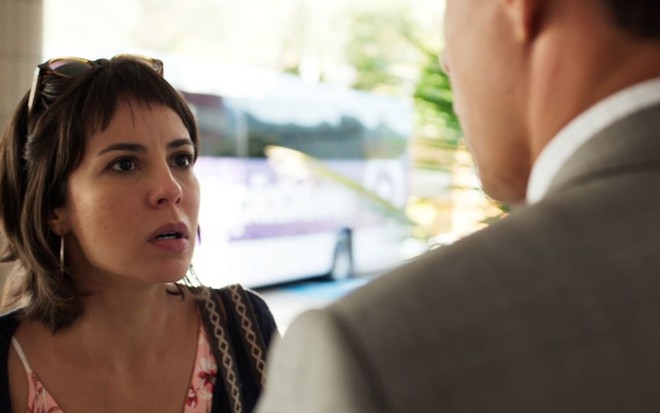 Lara (Andréia Horta) conversa com Christian/Renato (Cauã Reymond), que está de costas, em cena de Um Lugar ao Sol