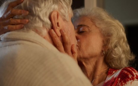 Reginaldo Faria e Marieta Severo em cena de Um Lugar ao Sol: atores estão em close e se beijam