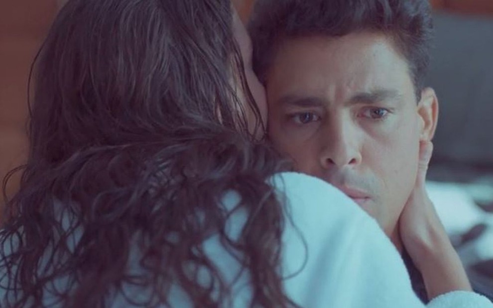 Christian (Cauã Reymond) é abraçado por Bárbara (Alinne Moraes), que está de costas na foto, em cena de Um Lugar ao Sol