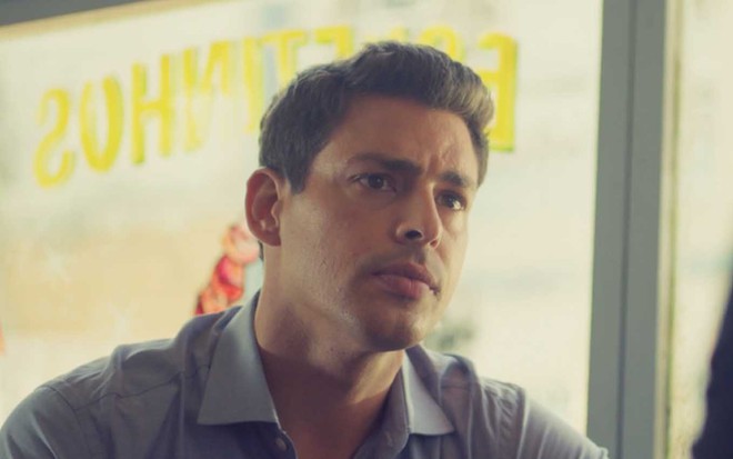 O ator Cauã Reymond com expressão assustada em cena como Christian em Um Lugar ao Sol
