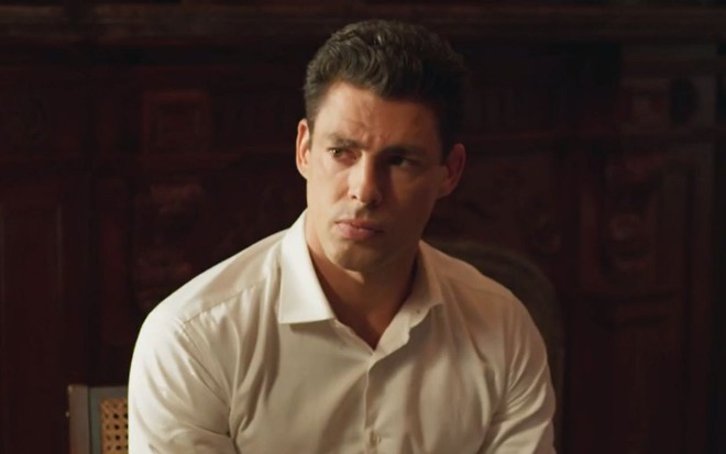 Christian/Renato (Cauã Reymond) usa camisa social clara em cena de Um Lugar ao Sol, novela das nove da Globo