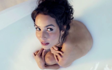Fernanda Marques em cena de Um Lugar ao Sol: atriz está em banheira e posa para a câmera