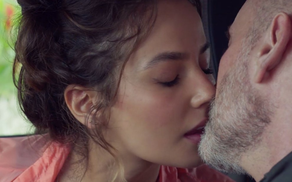 Fernanda Marques em cena de Um Lugar ao Sol: atriz beija alguém fora do quadro