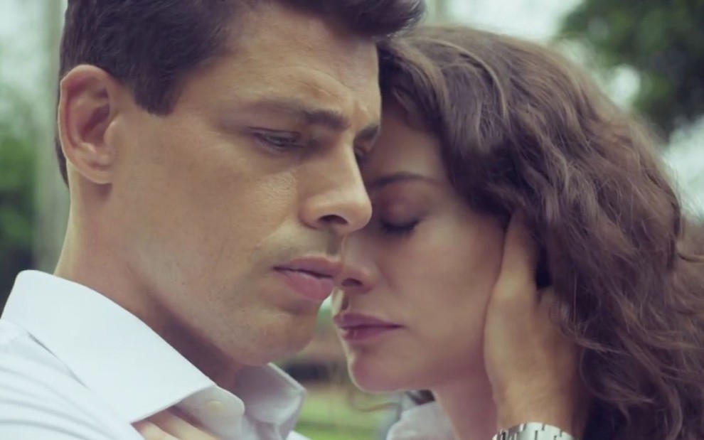 Cauã Reymond e Alinne Moraes em cena de Um Lugar ao Sol: atores estão em close e com os rostos colados