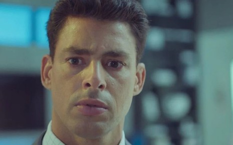 O ator Cauã Reymond com uma expressão de desapontamento em cena de Um Lugar ao Sol, novela das nove da Globo