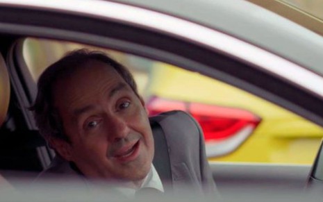 Túlio (Daniel Dantas) está dentro de carro em cena de Um Lugar ao Sol