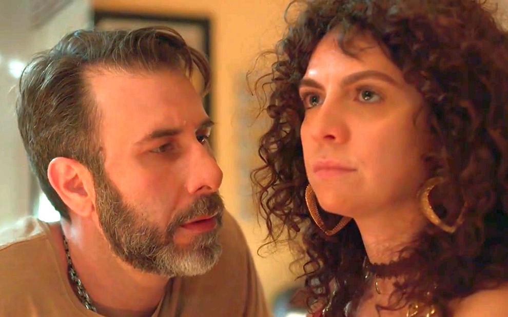 Danilo Grangheia (Roney) fala próximo ao rosto de Renata Gaspar (Stephany) em cena de Um Lugar ao Sol, novela da Globo