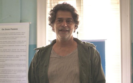 Eduardo Moscovis em cena de Um Lugar ao Sol: ator esta caracterizado como Edgar