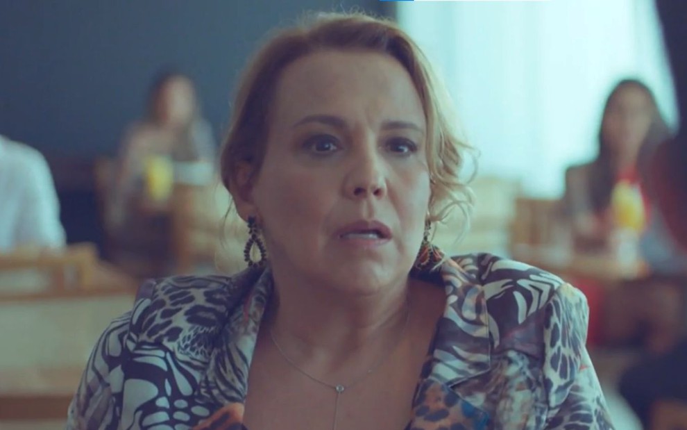 Ana Beatriz Nogueira em cena de Um Lugar ao Sol: atriz está caracterizada como Elenice e sentada
