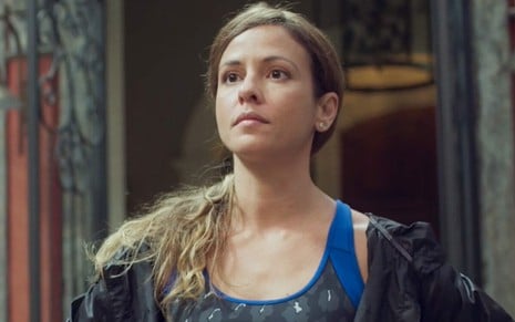 A atriz Fernanda de Freitas grava cena de Um Lugar ao Sol com trajes esportivos e cabelo preso