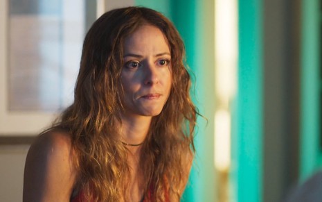 Érica (Fernanda de Freitas) tem expressão de espanto em cena em hospital de Um Lugar ao Sol