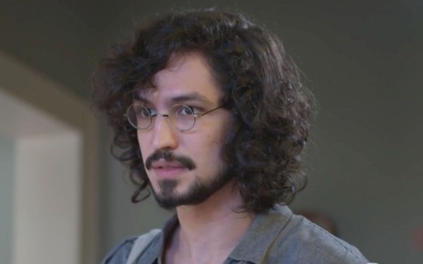 Gabriel Leone em cena de Um Lugar ao Sol: caracterizado como Felipe, ator olha com surpresa para alguém fora do quadro