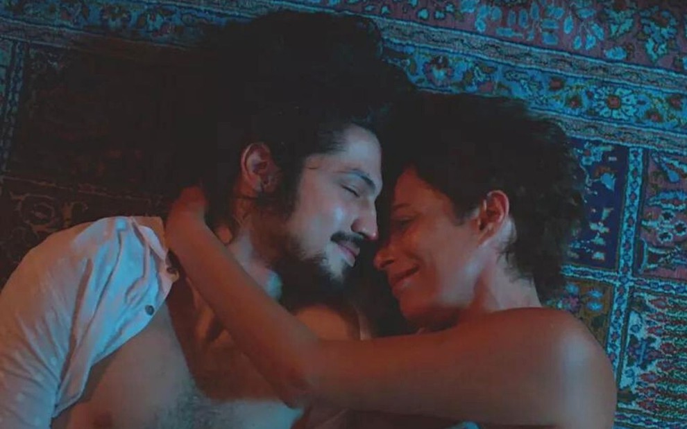 Gabriel Leone e Andrea Beltrão em cena de Um Lugar ao Sol: atores estão com os rostos colados