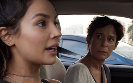 Cecília (Fernanda Marques) e (Andrea Beltrão) estão dentro de carro em cena de Um Lugar ao Sol