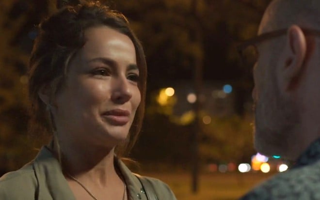 Cecília (Fernanda Marques) chora ao conversar com Breno (Marco Ricca) em cena de Um Lugar ao Sol