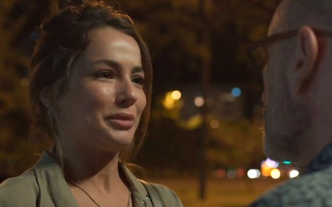 Cecília (Fernanda Marques) chora ao conversar com Breno (Marco Ricca) em cena de Um Lugar ao Sol