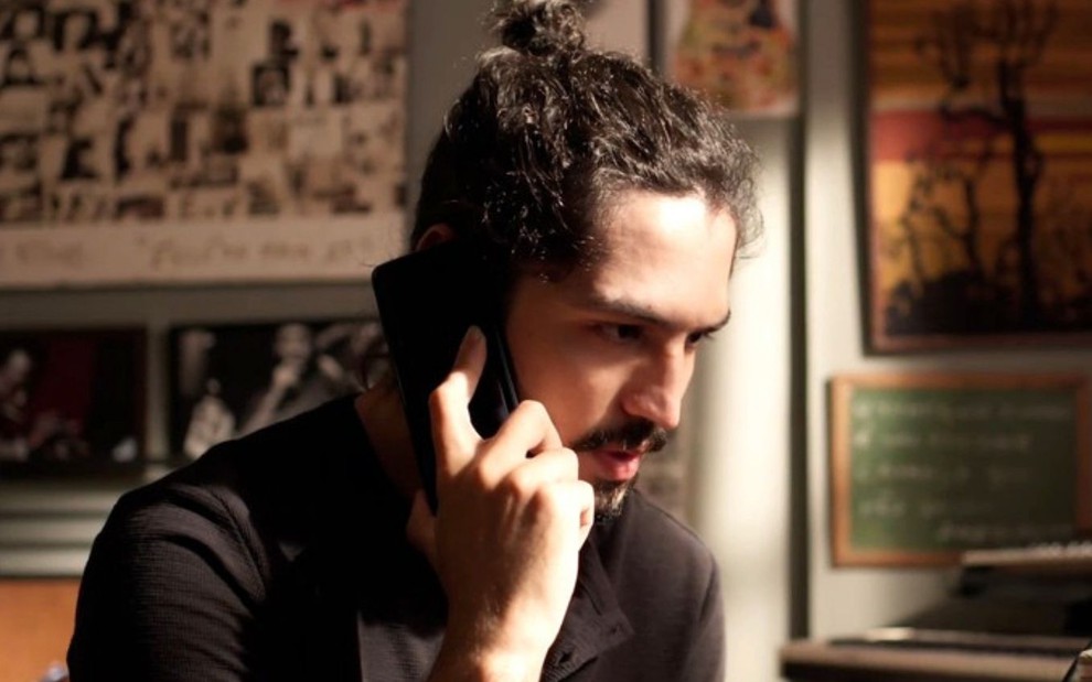 Felipe (Gabriel Leone) fala ao telefone em cena de Um Lugar ao Sol