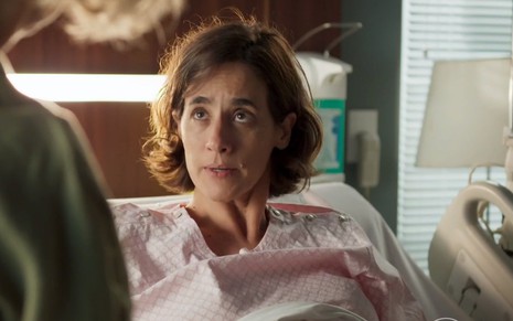 Mariana Lima grava como Ilana em leito de hospital como Ilana de Um Lugar ao Sol, novela das nove da Globo