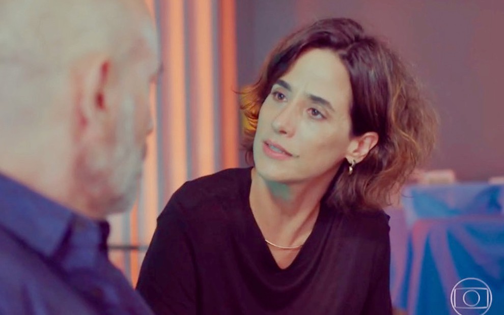 Marco Ricca conversa com Mariana Lima em gravação de cena de Um Lugar ao Sol, na qual a personagem dela faz expressão de desagrado