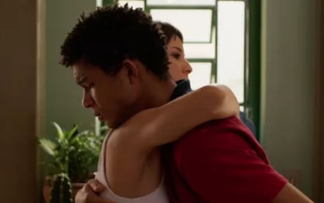Ravi (Juan Paiva) e Lara (Andréia Horta) se abraçam em cena de Um Lugar ao Sol, novela das nove da Globo