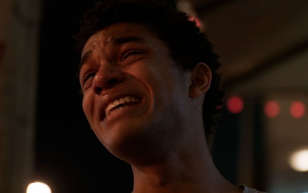 Ravi (Juan Paiva) chora em cena de Um Lugar ao Sol