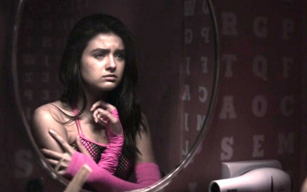 Lara (Júlia Byrro) chora em frente ao espelho em cena de Verdades Secretas 2