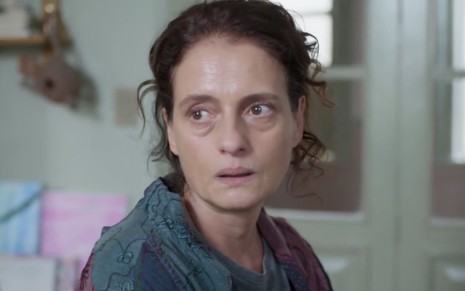 Denise Fraga em cena de Um Lugar ao Sol: atriz olha para alguém fora do quadro com expressão de tristeza
