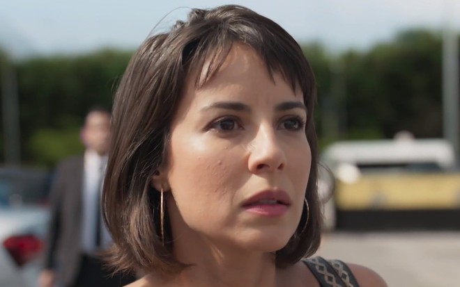 A atriz Andréia Horta, em close com expressão tensa, durante gravação da novela Um Lugar ao Sol, da Globo