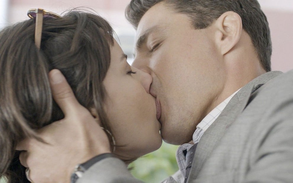 Andréia Horta e Cauã Reymond em cena de Um Lugar ao Sol: atores se beijam e estão em close
