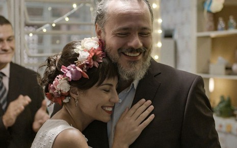 Andréia Horta e Danton Mello em cena de Um Lugar ao Sol: caracterizados como Lara e Mateus, atores estão abraçados