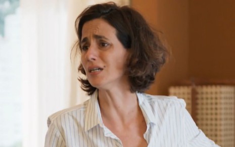 Mariana Lima grava cena com expressão de desespero, como Ilana em Um Lugar ao Sol, da Globo