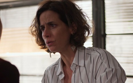 Mariana Lima grava cena com expressão preocupada, como Ilana em Um Lugar ao Sol, da Globo