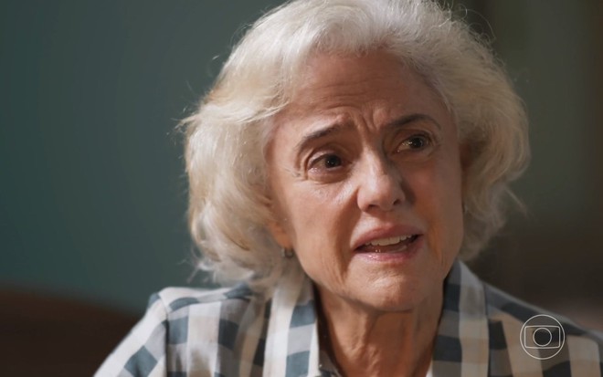 A atriz Marieta Severo exibe expressão de dor em cena como Noca de Um Lugar ao Sol, novela das nove da Globo