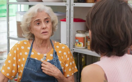 Marieta Severo grava cena com expressão tensa, como Noca em Um Lugar ao Sol