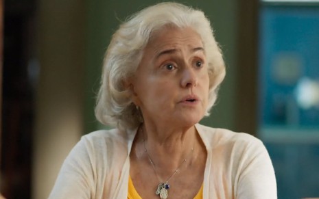 A atriz Marieta Severo exibe expressão de espanto em cena de Um Lugar aos Sol na qual está caracterizada como Noca