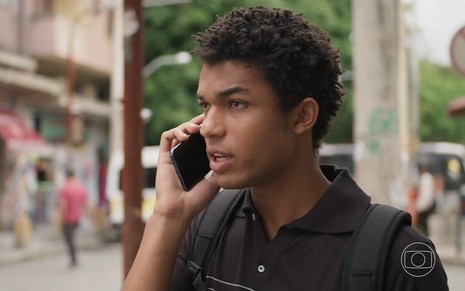 O ator Juan Paiva simula conversa pelo celular durante gravação diurna de Um Lugar ao Sol, novela das nove da Globo