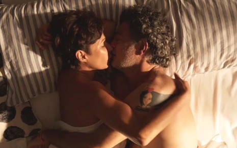 Andrea Beltrão e Eduardo Moscovis em cena de Um Lugar ao Sol: atores estão deitados na cama