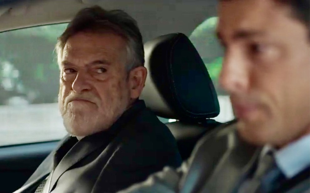 O ator José de Abreu faz uma careta durante gravação de cena dentro de um automóvel com Cauã Reymond em Um Lugar ao Sol