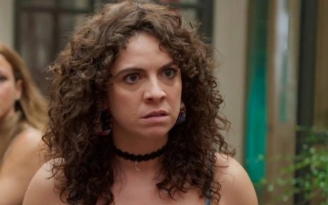 Renata Gaspar, caracterizada como Stephany, tem a expressão furiosa: as sobrancelhas franzidas, narinas dilatas, boca semiaberta