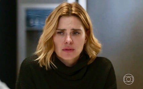 A atriz Carolina Dieckman olha para a frente com expressão desolada em cena da novela Vai na Fé como Lumiar