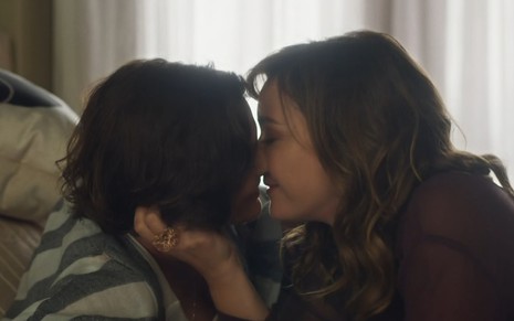 Priscila Sztenjman e Regiane Alves estão prontas para se beijar em cena de Vai na Fé