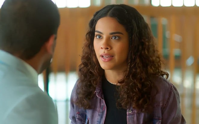 A atriz Bella Campos como Jenifer em cena de Vai na Fé