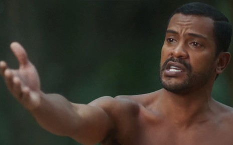 O ator Samuel de Assis está sem camisa e com expressão de desgosto em cena da novela Vai na Fé como Ben