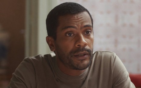 O ator Samuel de Assis usa camiseta bege em cena da novela Vai na Pé como o personagem Ben
