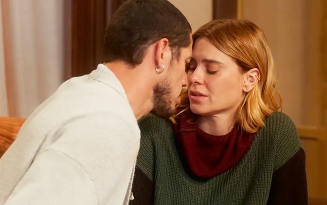 José Loreto como Lui Lorenzo beija Carolina Dieckmann, a Lumiar, em cena de Vai na Fé