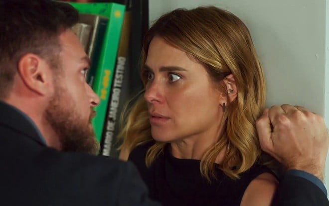 Theo (Emilio Dantas) pressiona Lumiar (Carolina Dieckmann) contra a parede em cena de Vai na Fé