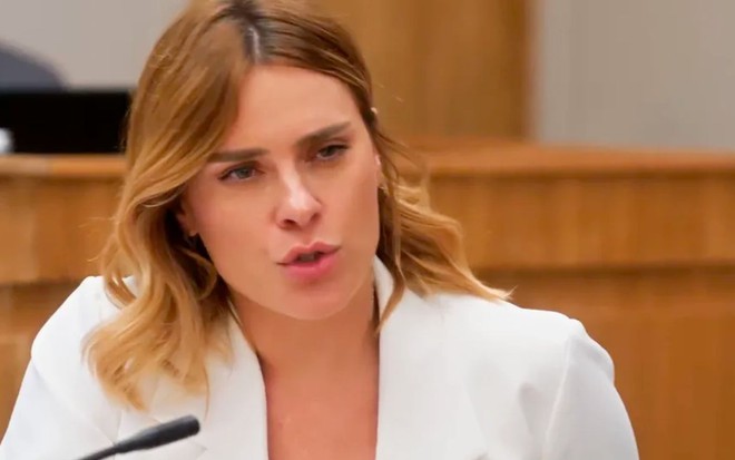 A atriz Carolina Dieckmann caracterizada como Lumiar em cena de Vai na Fé