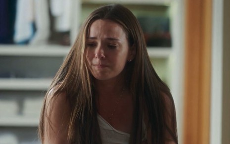 A atriz Regiane Alves está com expressão de choro em cena da novela Vai na Fé como a personagem Clara